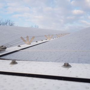 Union joints between ETFE cushions.